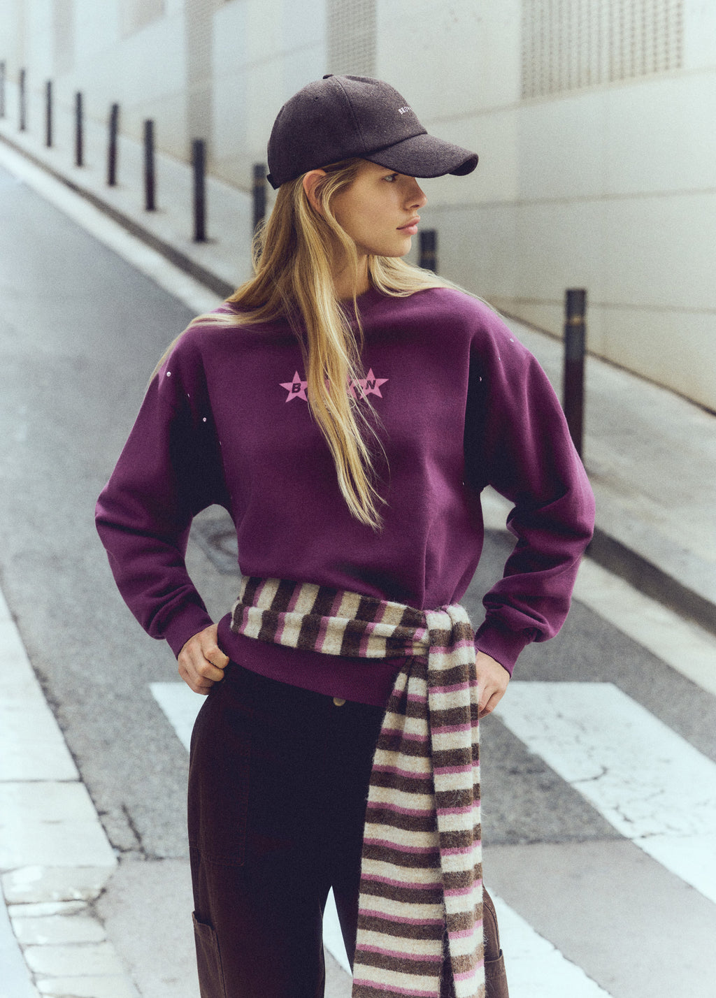 Sweatshirt mit Sternenprint und Nieten