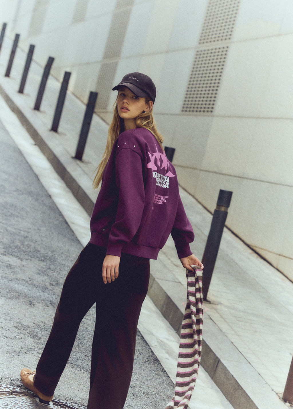 Sweatshirt mit Sternenprint und Nieten