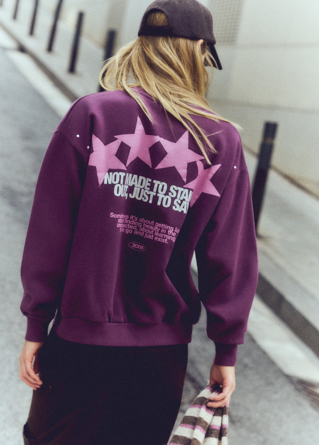 Sweatshirt mit Sternenprint und Nieten