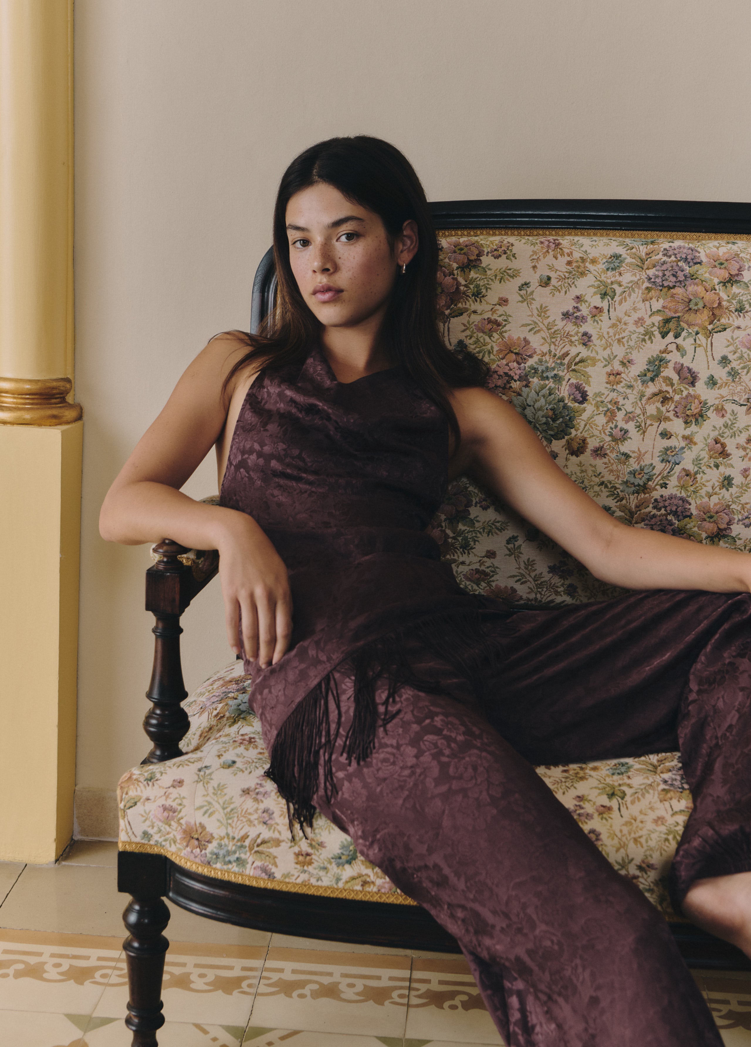 Top halter de tejido jacquard marrón lucido con caída fluida y detalles de flecos