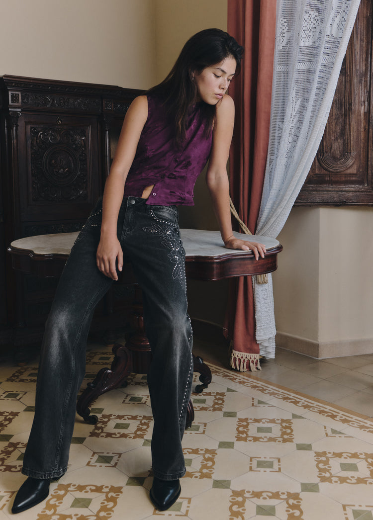 Top lila de tejido jacquard sin mangas con botones