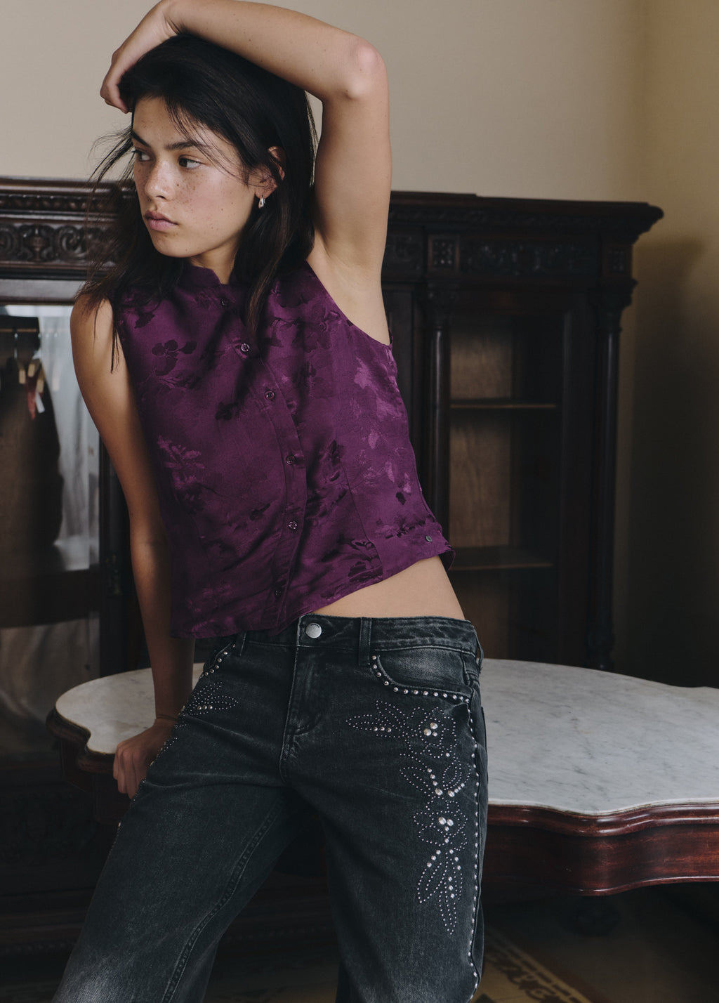 Jeans de tiro bajo en negro con diseño floral de tachas en el lateral