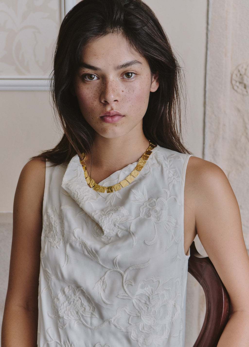 Top de jacquard en tono crudo con bordado floral y cuello con detalle dorado