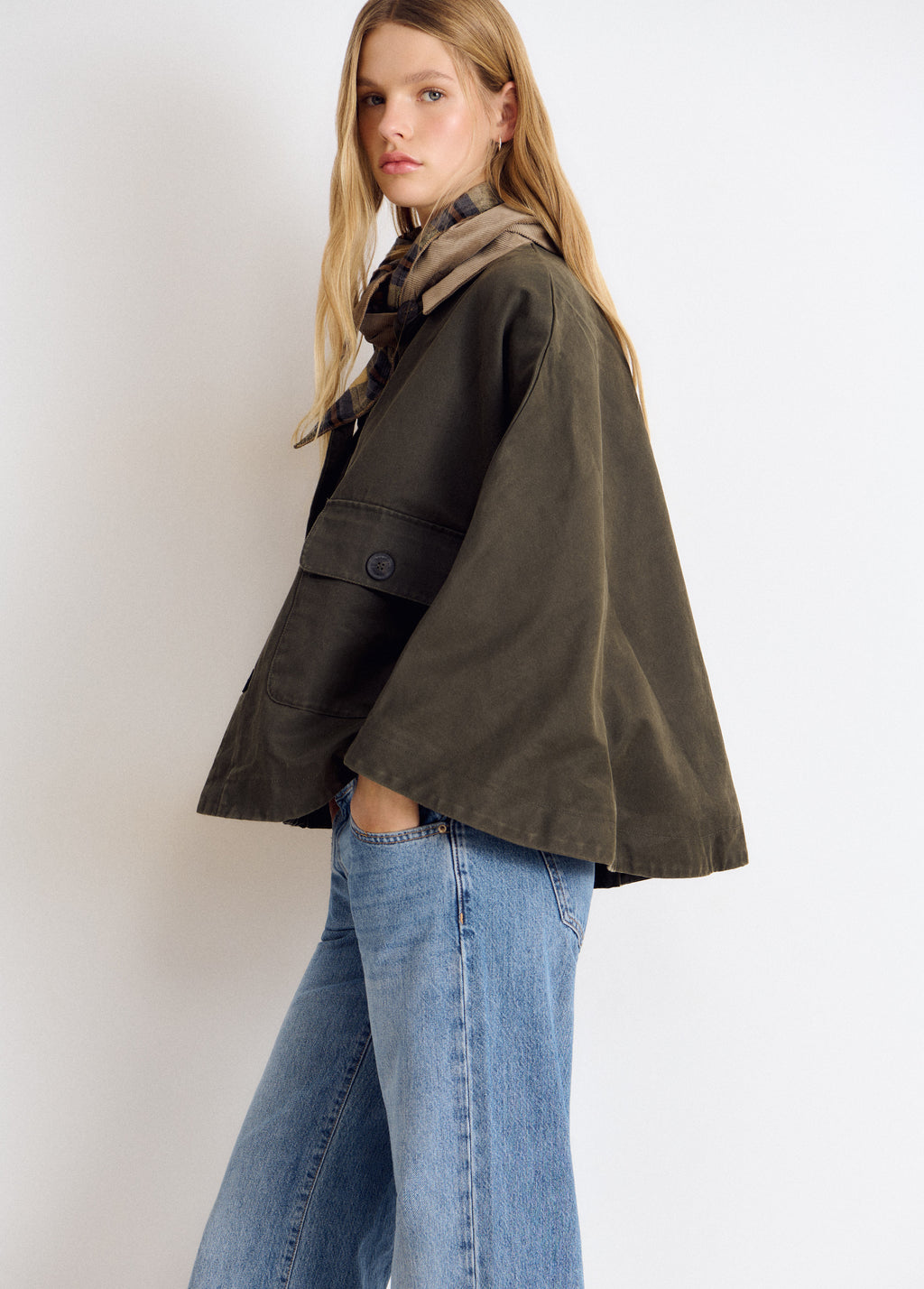 Short waxed cape