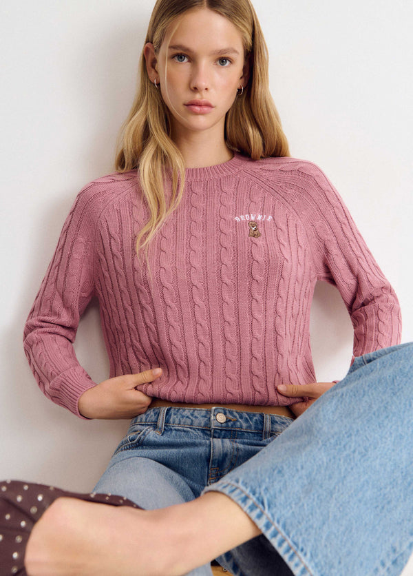 Jersey de punto trenzado en rosa con cuello redondo y detalle de perrito bordado sobre el pecho