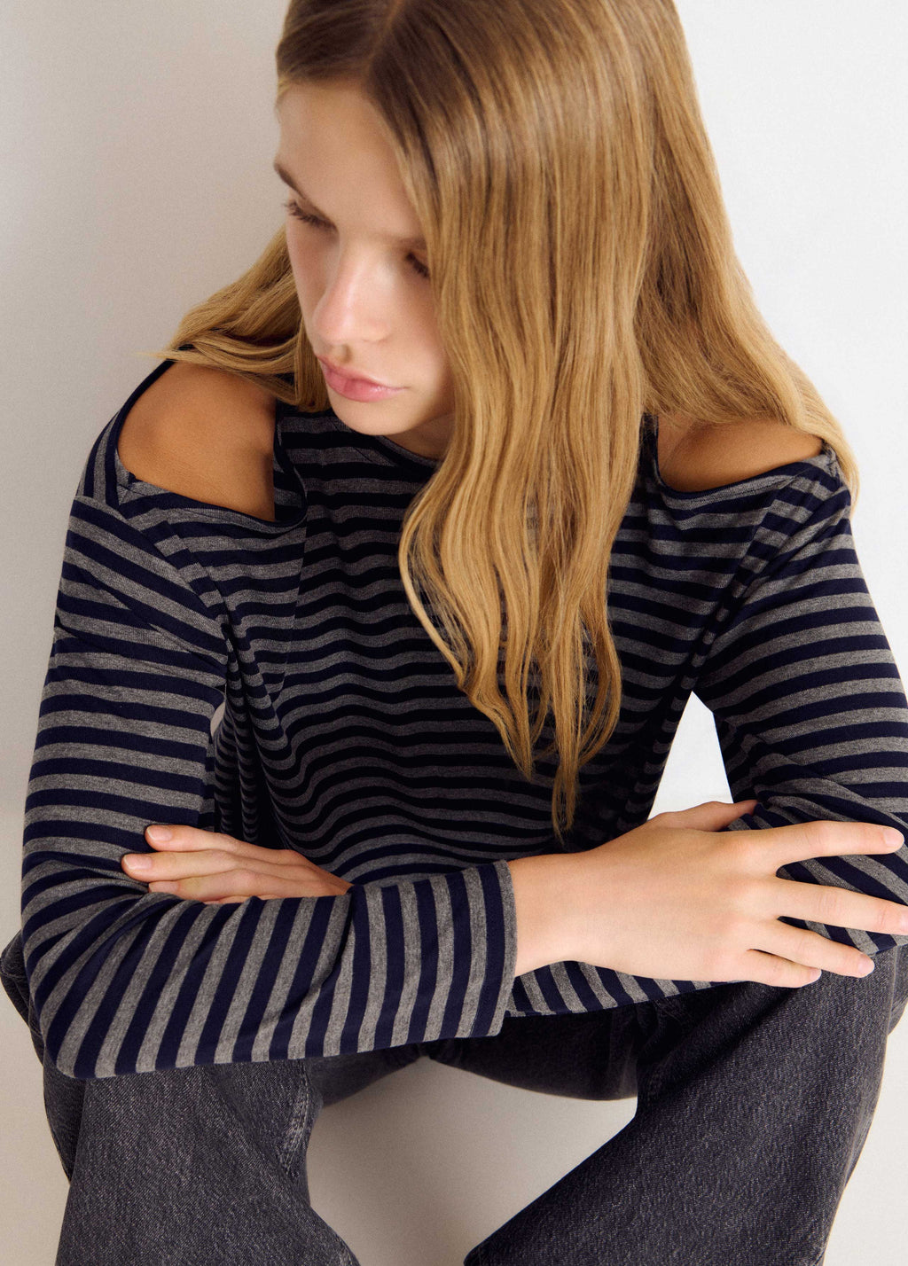 Camiseta de rayas horizontales en gris con escote cut-out en los hombros