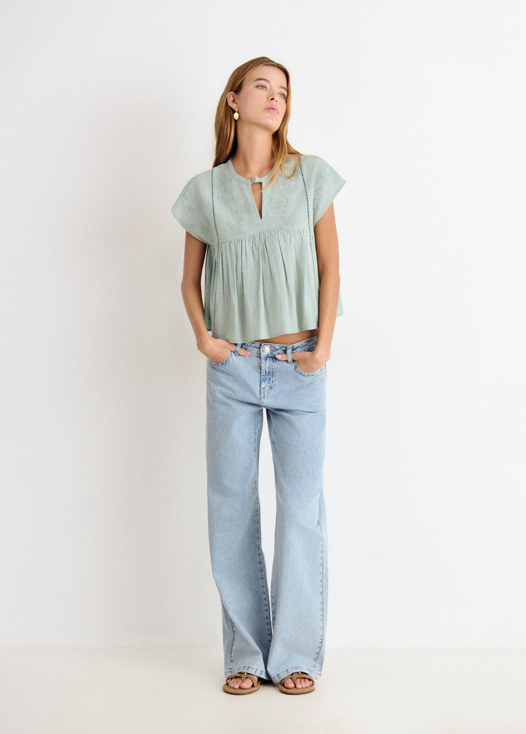 Short sleeve blouse with embroidery