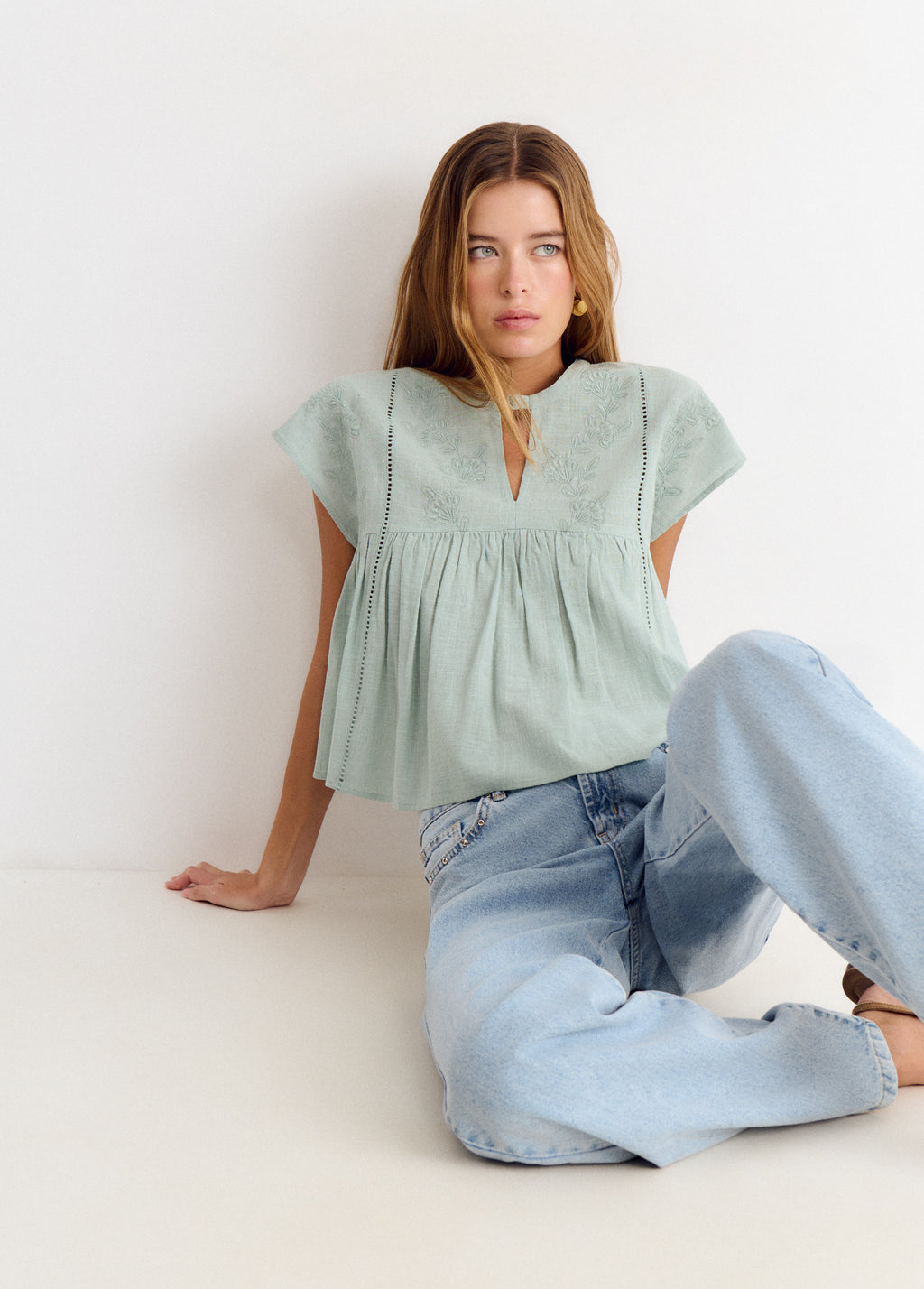 Short sleeve blouse with embroidery