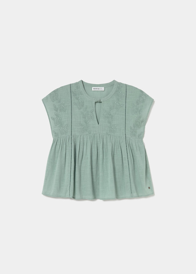 Short sleeve blouse with embroidery