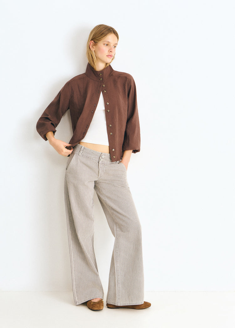 Pantalón de rayas finas en gris con corte amplio y caída fluida