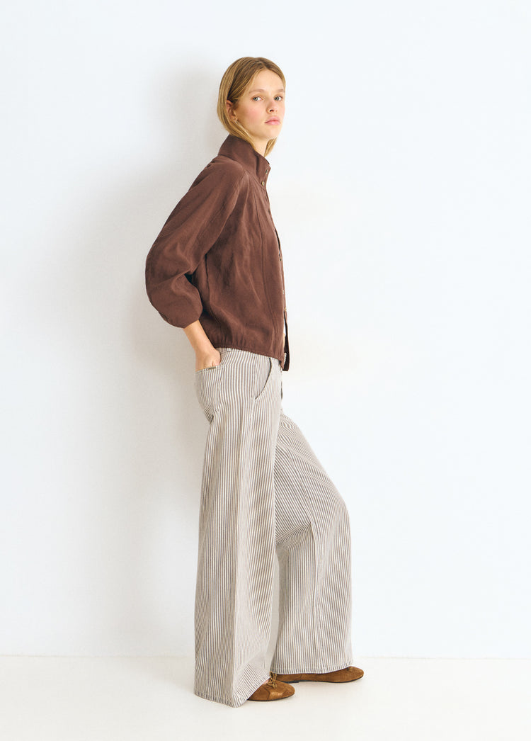 Pantalón de rayas finas gris con corte amplio visto de perfil