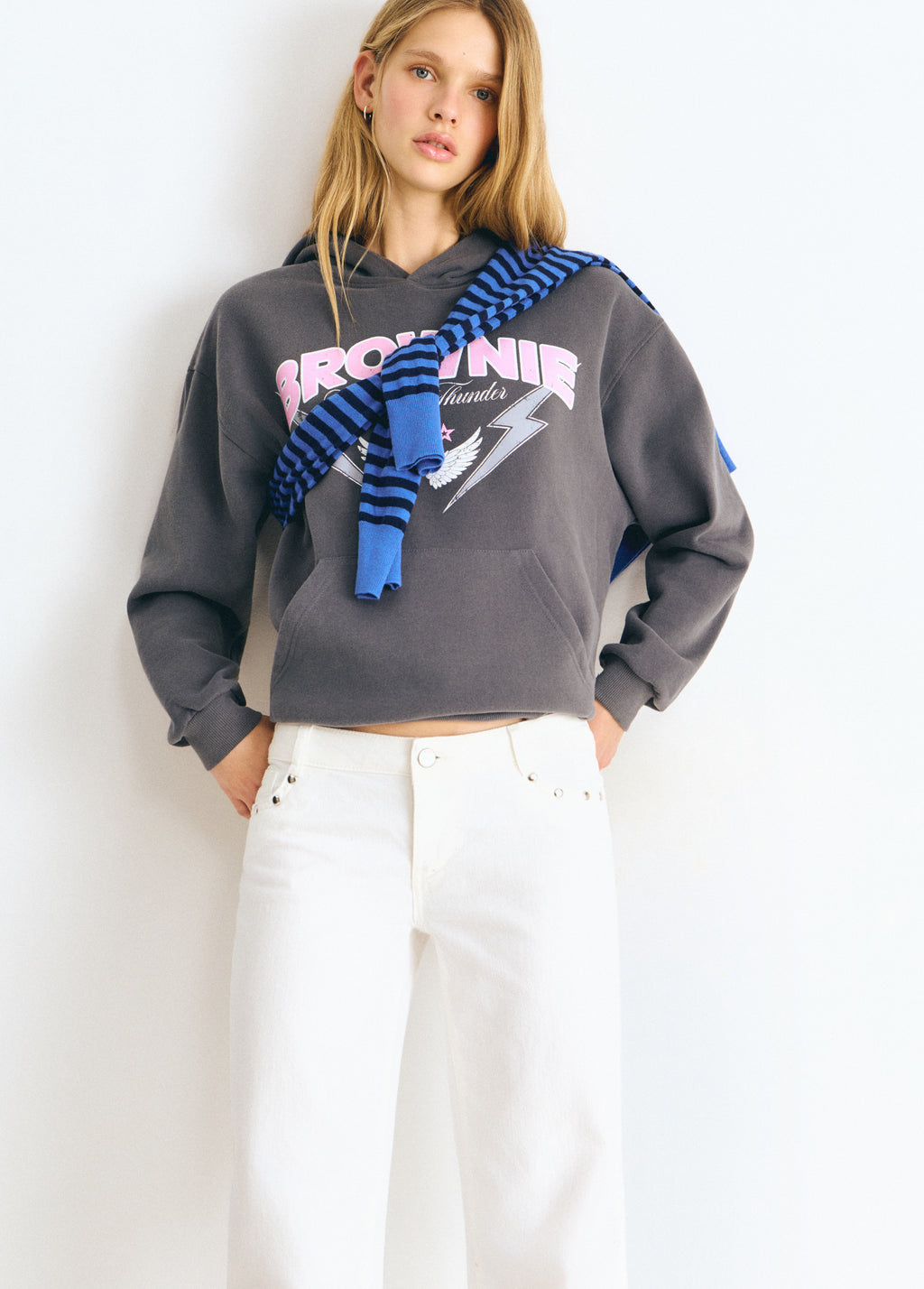 Pantalón blanco de tiro bajo con detalles de estrellas glitter y tachas en la parte superior