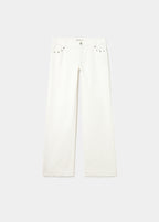 Pantalón blanco de tiro bajo con estrellas glitter y tachas luciendo su caída recta en vista frontal