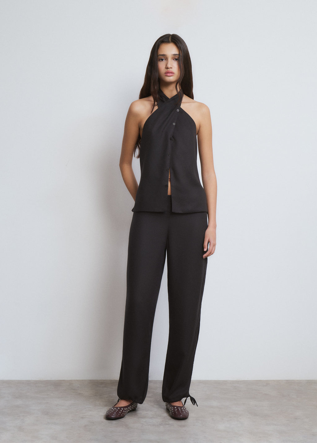 Low drop-crotch pants