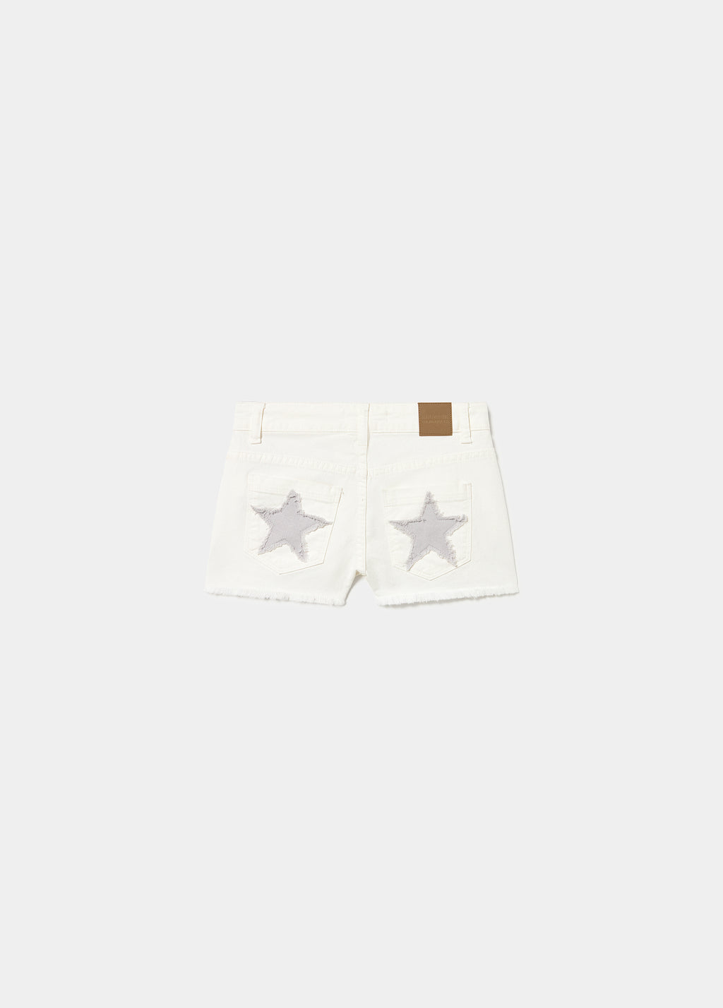 Short blanco de vaquero visto por detrás con parches de estrellas en los bolsillos traseros