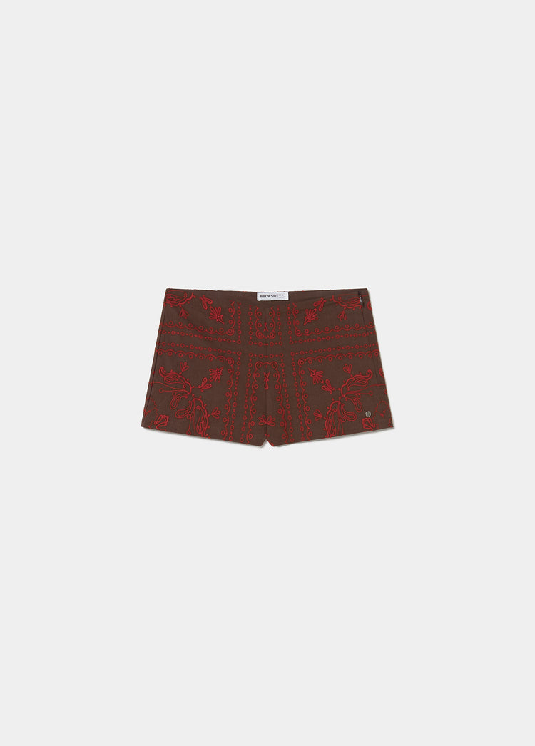 Geborduurde short met contrast
