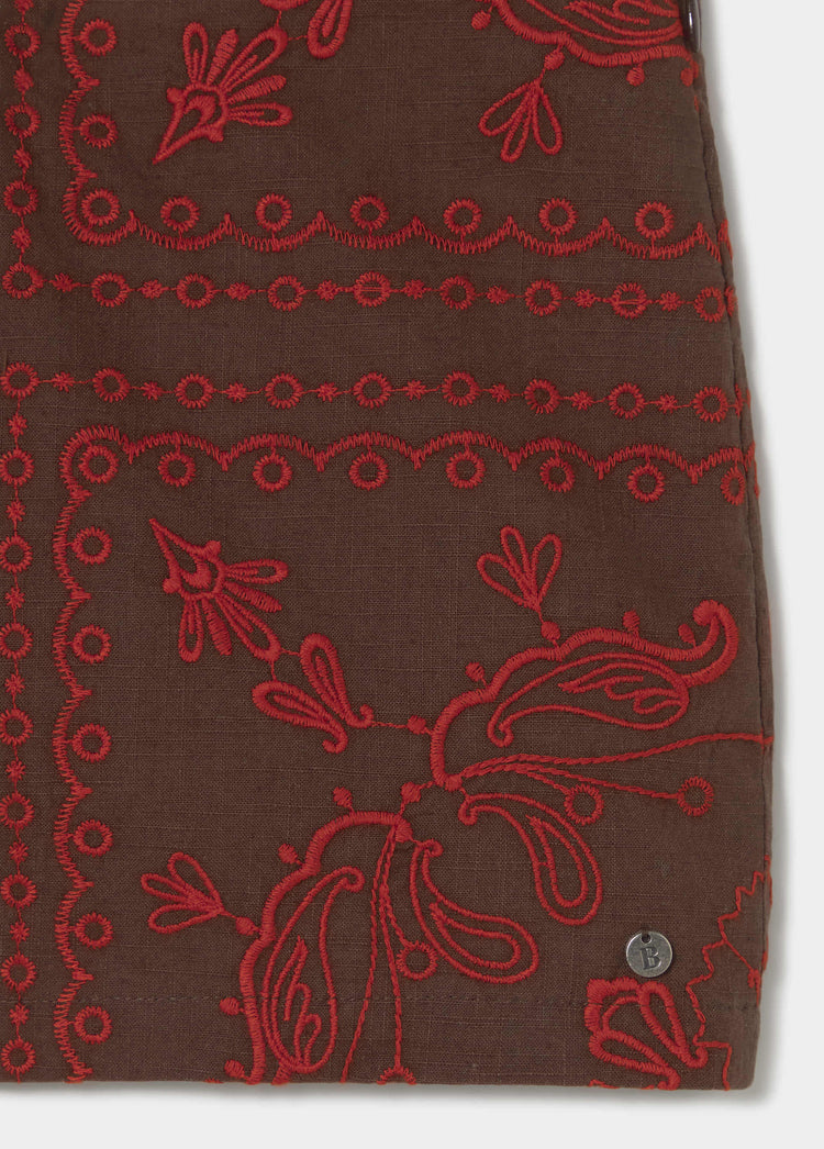 Geborduurde short met contrast