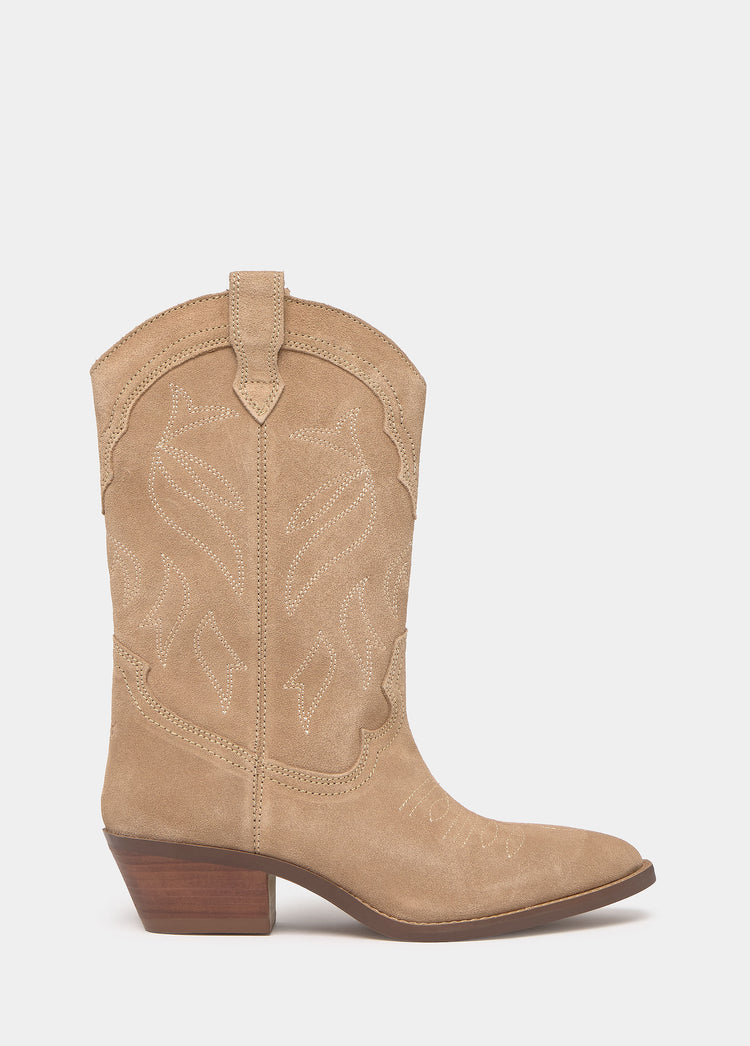 Leather cowboy boots with embroidery