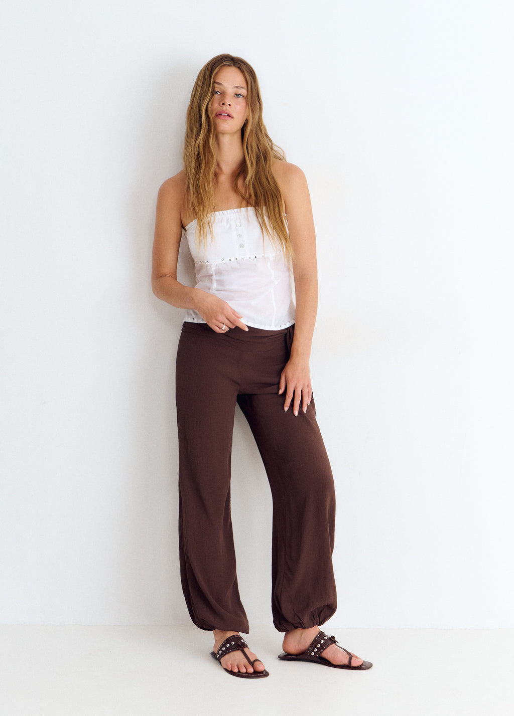 Sandalia plana tachas