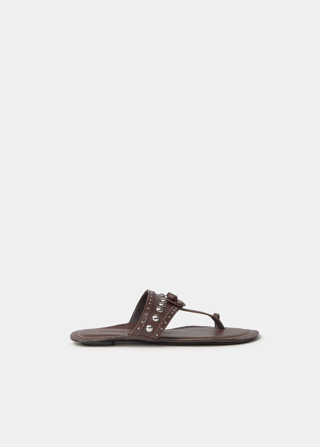 Sandalia plana tachas