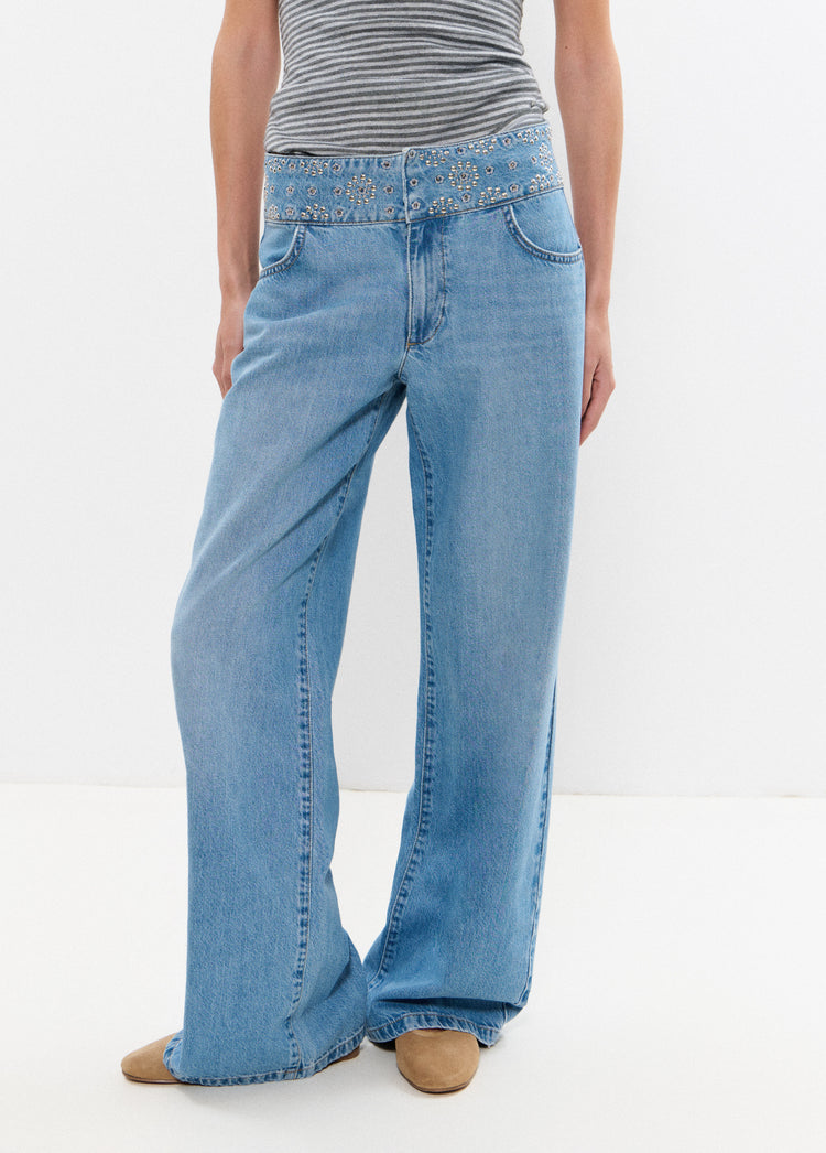 Jeans com cintura larga bordada