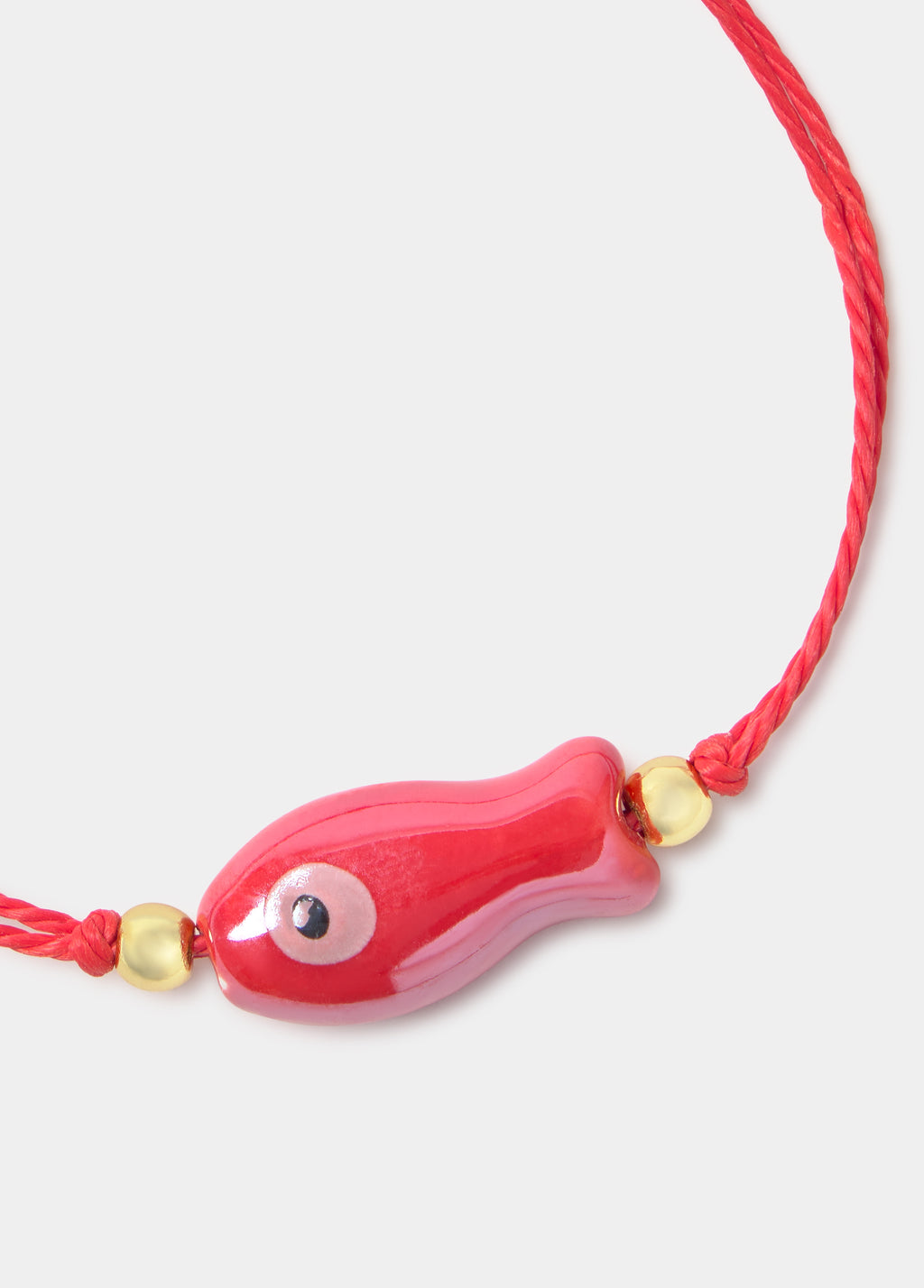 Pulsera de hilo rojo con colgante de pez esmaltado y cuentas doradas