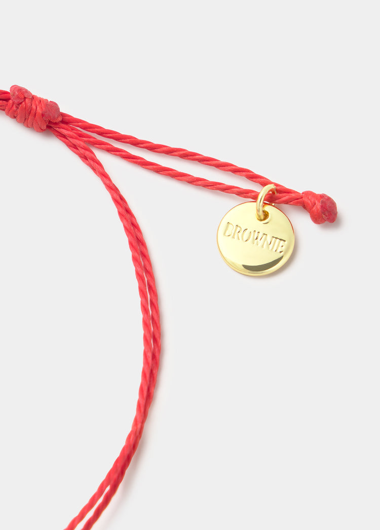 Pulsera de hilo trenzado rojo con colgante dorado grabado con la palabra Drowne