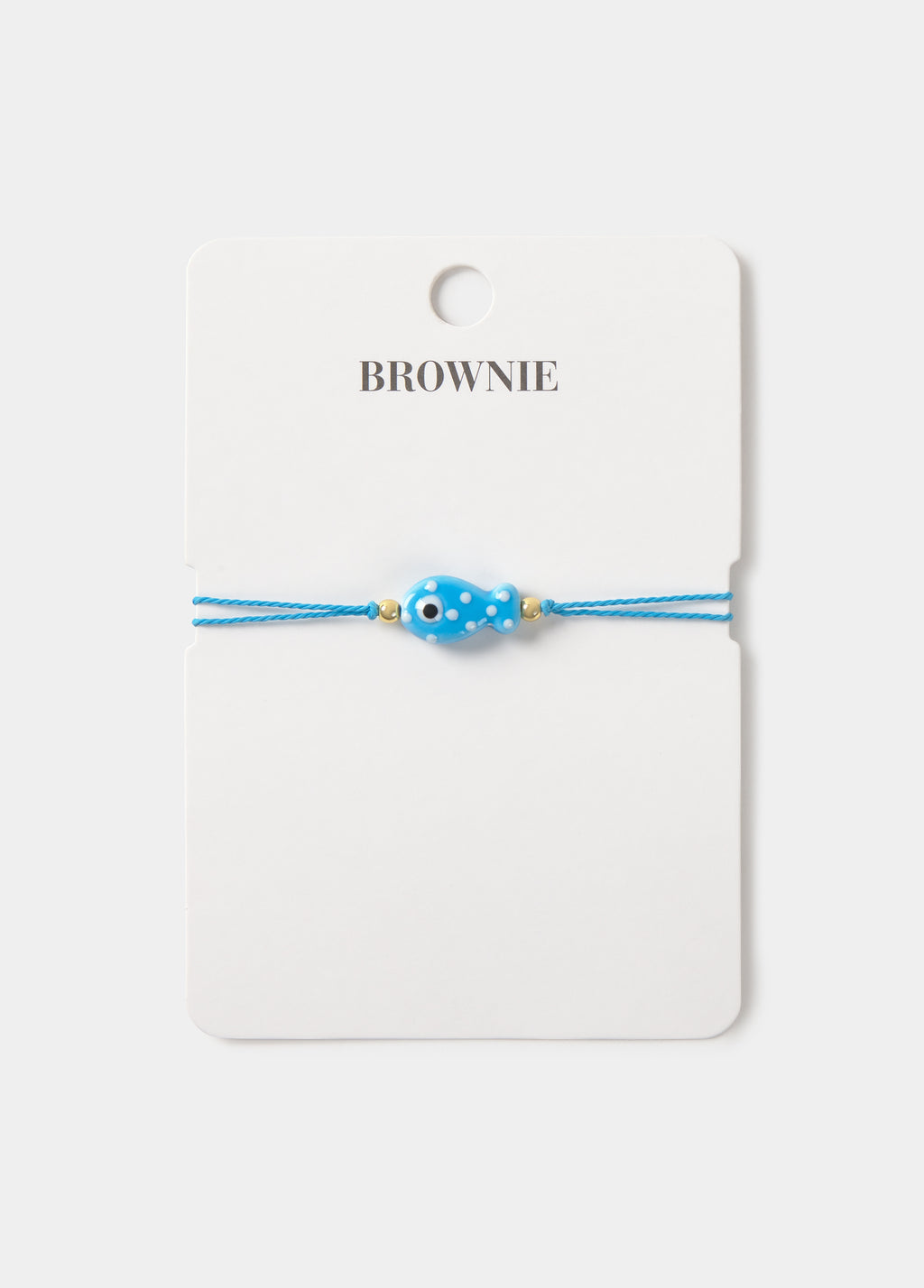 Pulsera de hilo azul con colgante de pez y detalles dorados sobre tarjeta de la marca