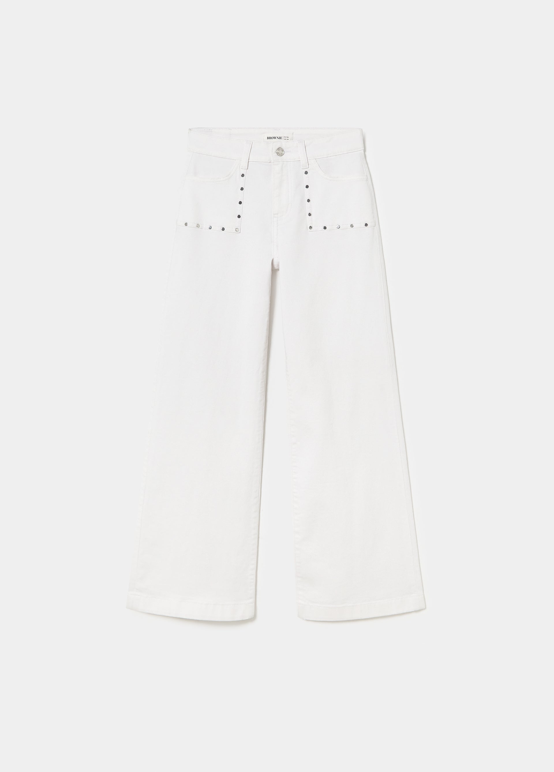 Pantalón culotte blanco con tachas metálicas en la zona de la cintura