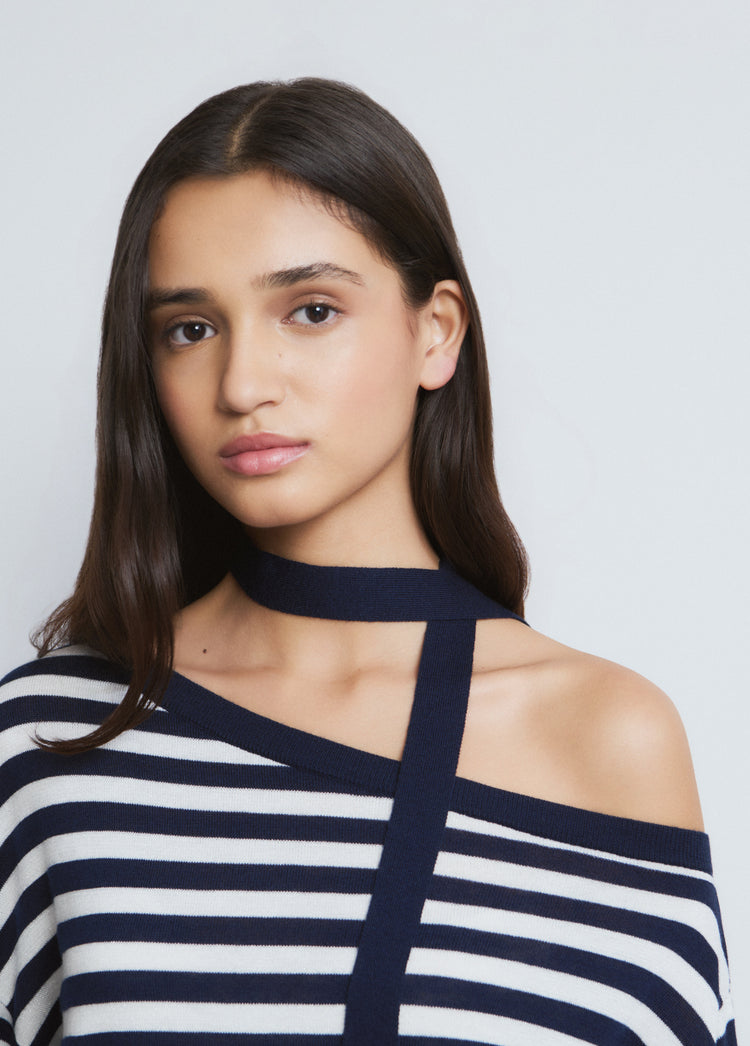 Asymmetrische trui met strepen en choker