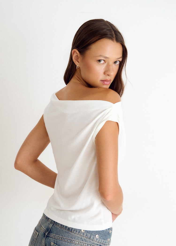 Basic twist top