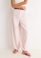 Pantalón largo bombacho de color rosa con textura vertical y caída holgada