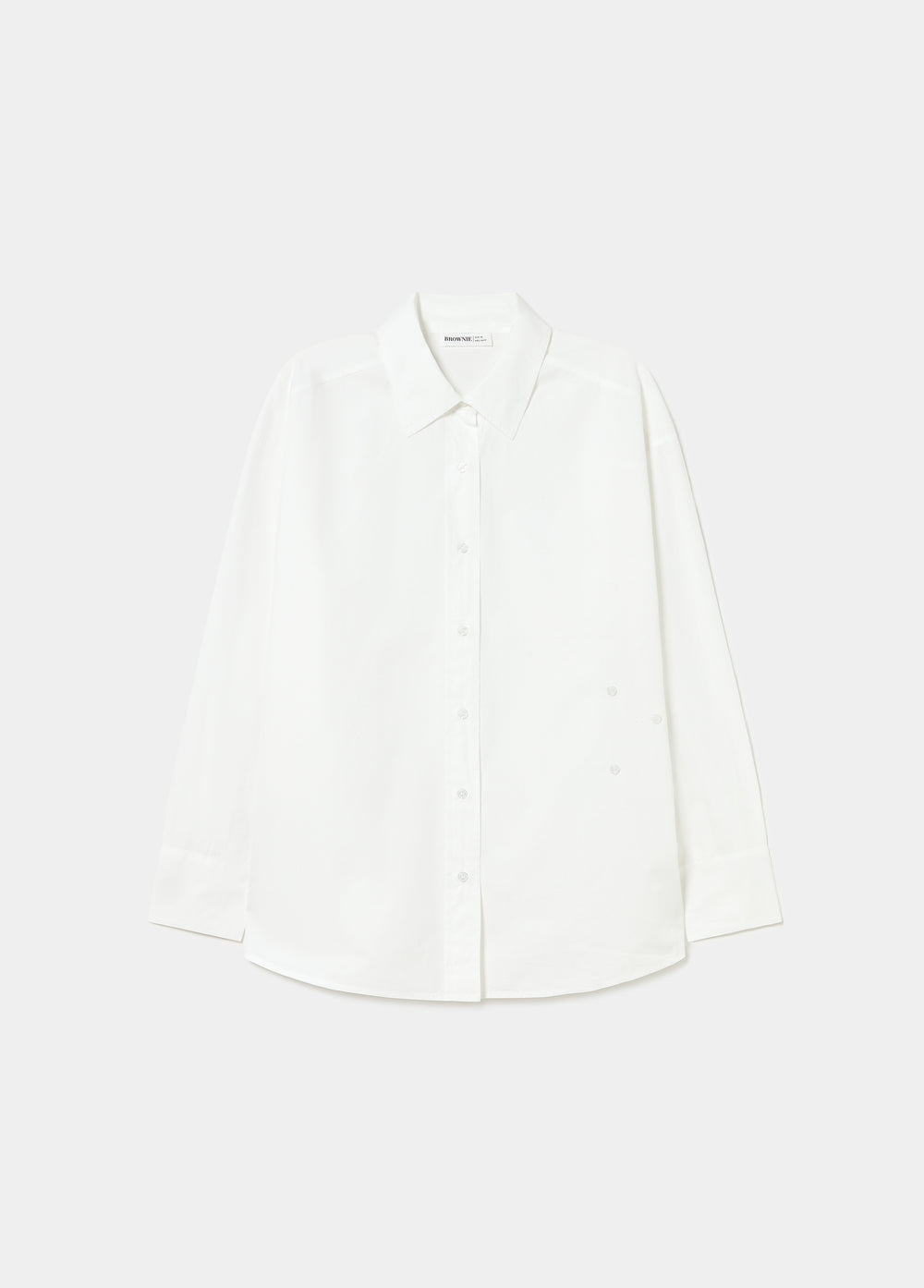Camisa blanca de manga larga con cuello clásico y abotonado frontal