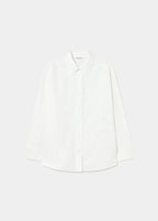 Camisa blanca de manga larga con cuello clásico y abotonado frontal