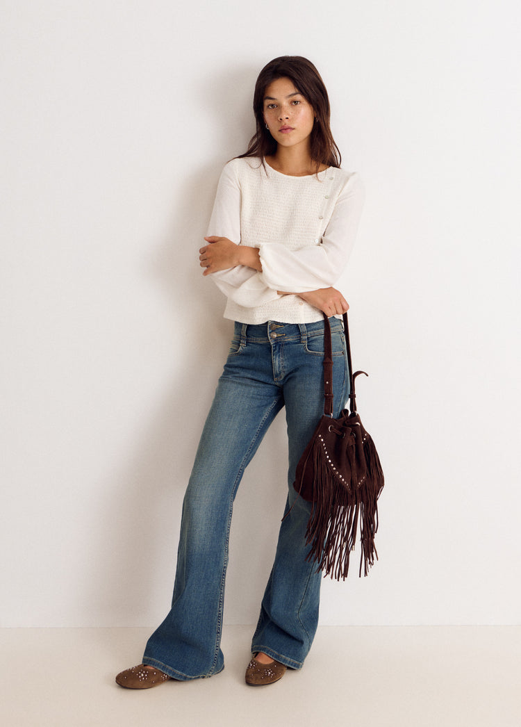 Blusa de manga larga con efecto smock en blanco lucida en look completo