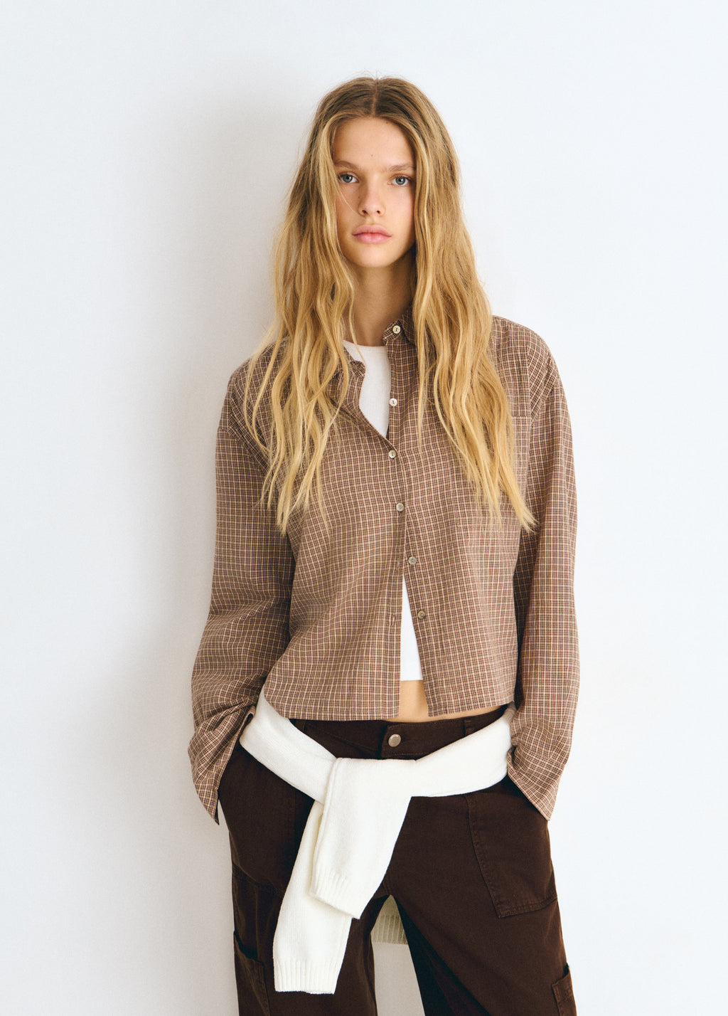 Blusa cropped de cuadros en color crudo vista frontal con botones y mangas largas