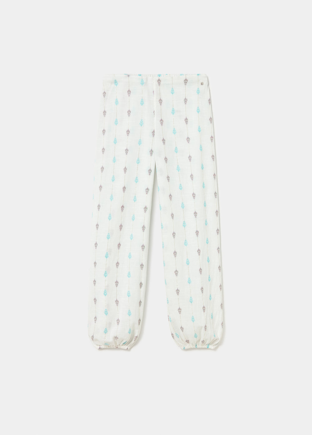 Pantalón bombacho blanco con bordados, visto de perfil sobre fondo liso