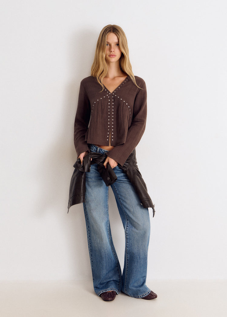 Blusa manga larga pico tachas