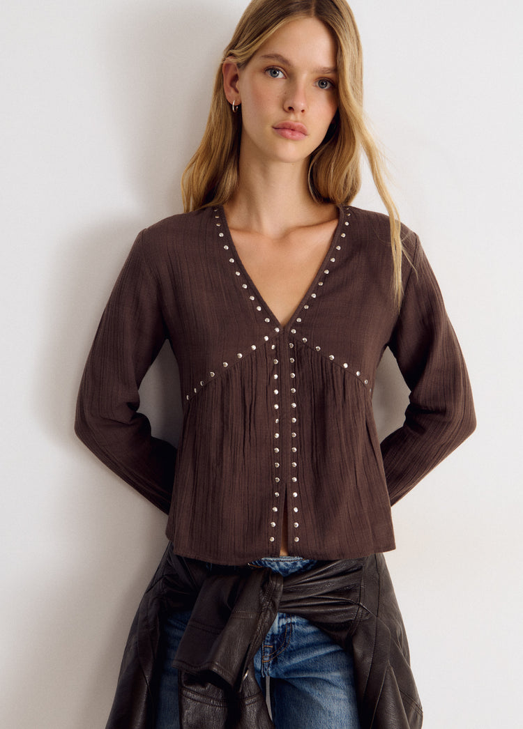 Blusa manga larga pico tachas