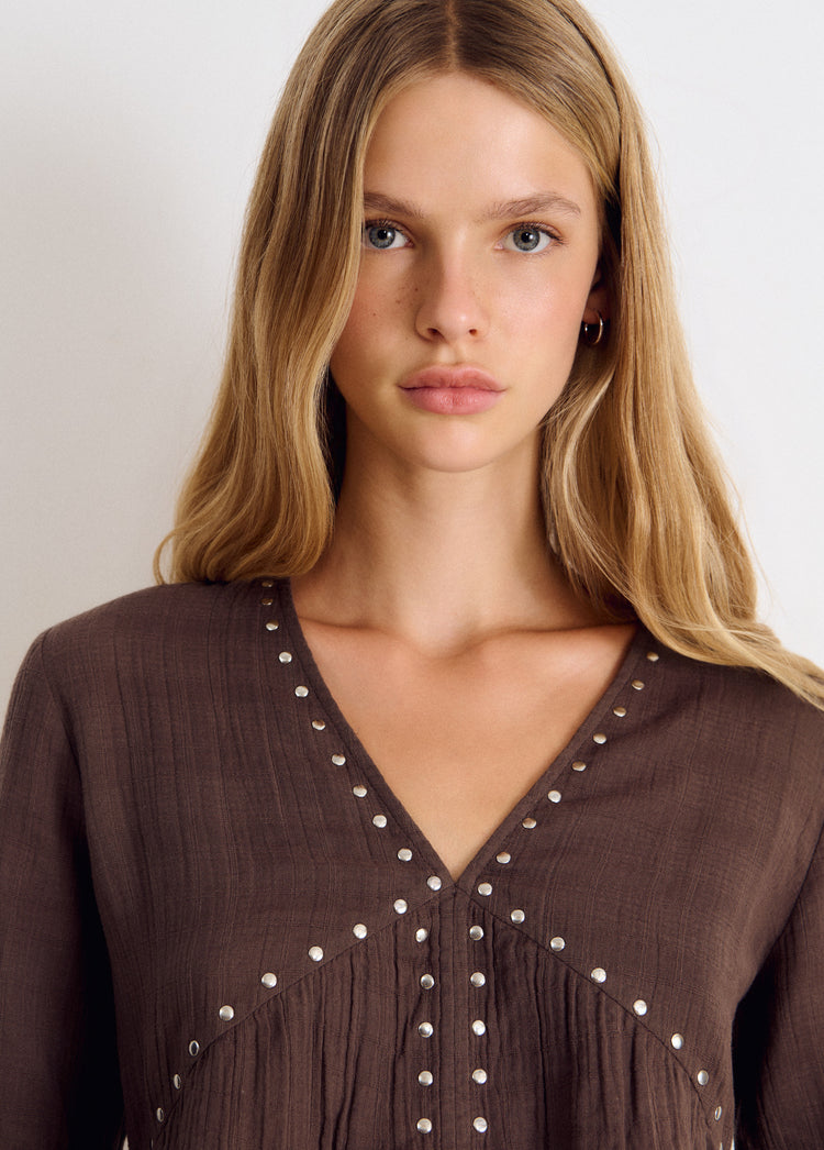 Blusa manga larga pico tachas