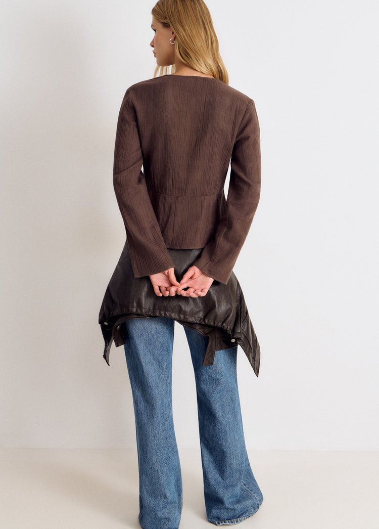 Blusa manga larga pico tachas