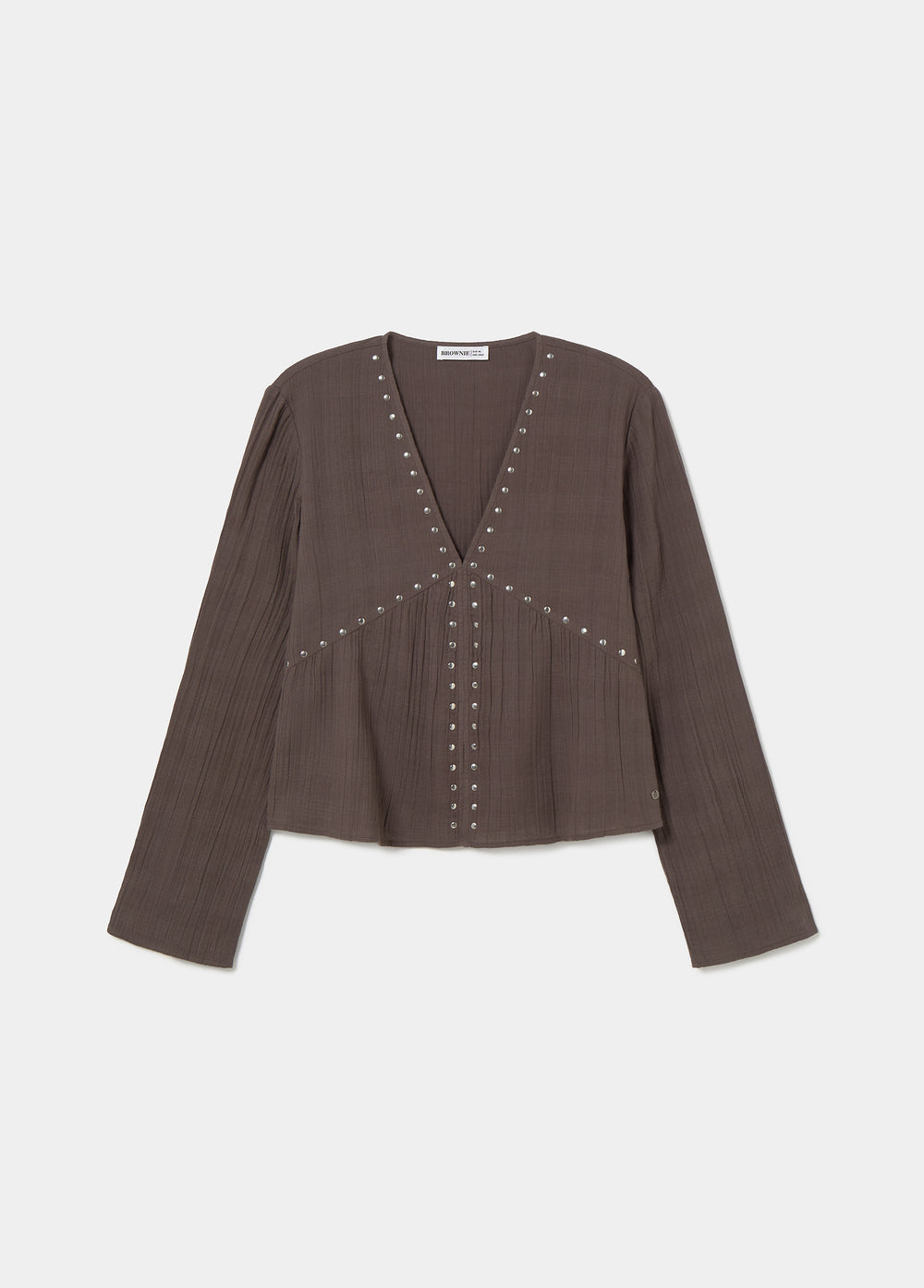 Blusa de manga larga en marrón claro con pico y remates de tachas plateadas