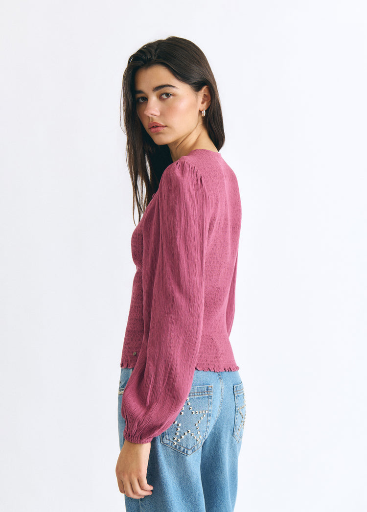 Blusa smock de manga larga en rosa vista lateral sobre modelo