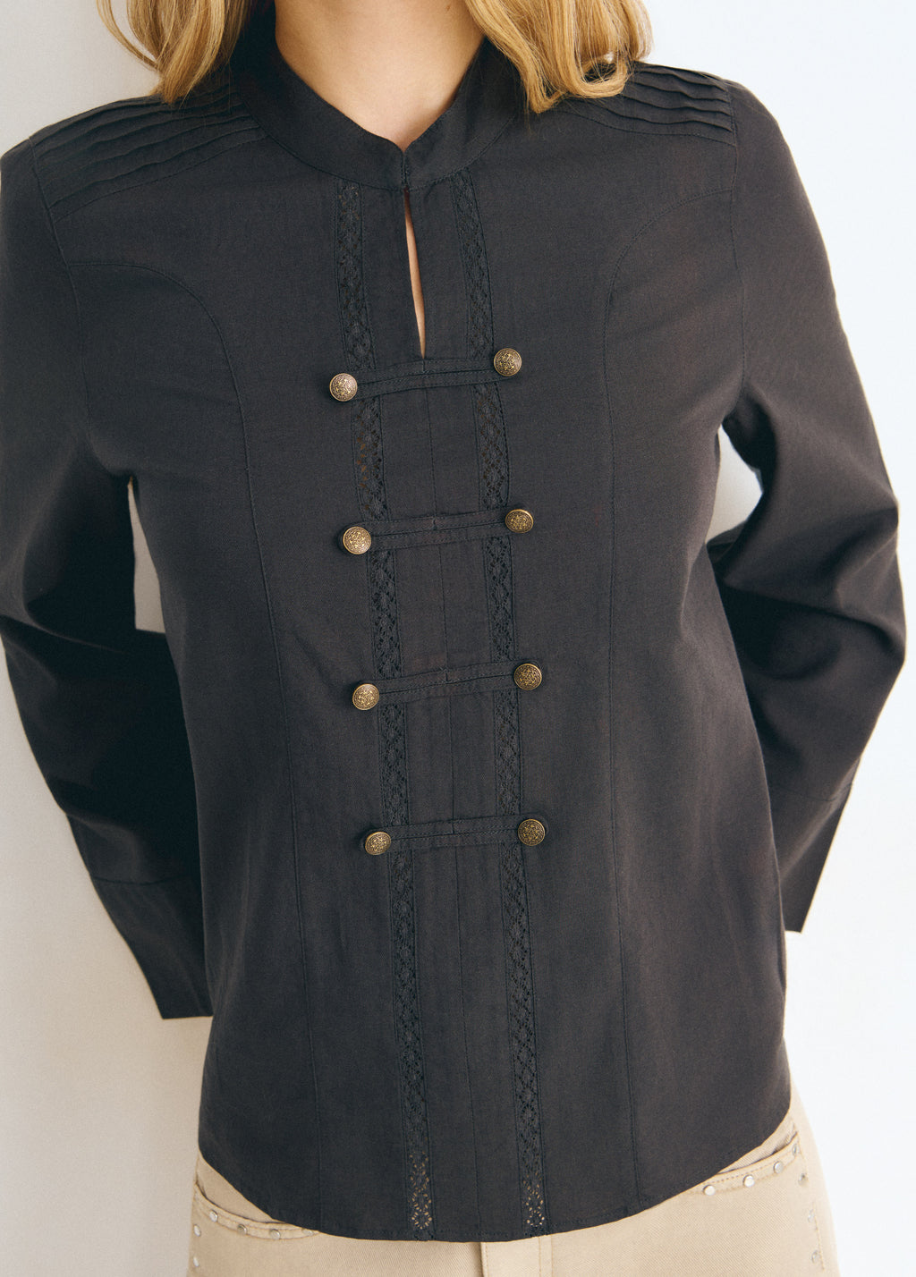 Blusa antracita de manga larga con cuello alto y botones tipo napoleón