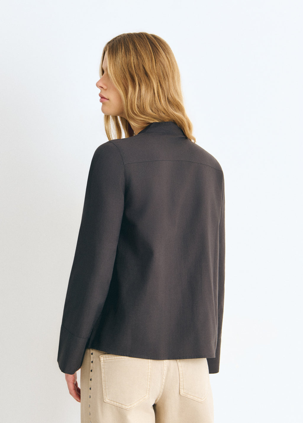 Blusa de botones tipo napoleón en color antracita vista desde la espalda