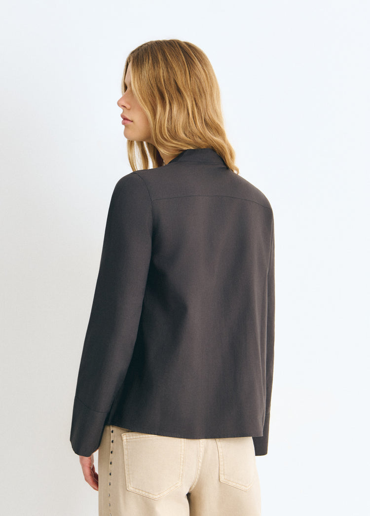 Blusa de botones tipo napoleón en color antracita vista desde la espalda