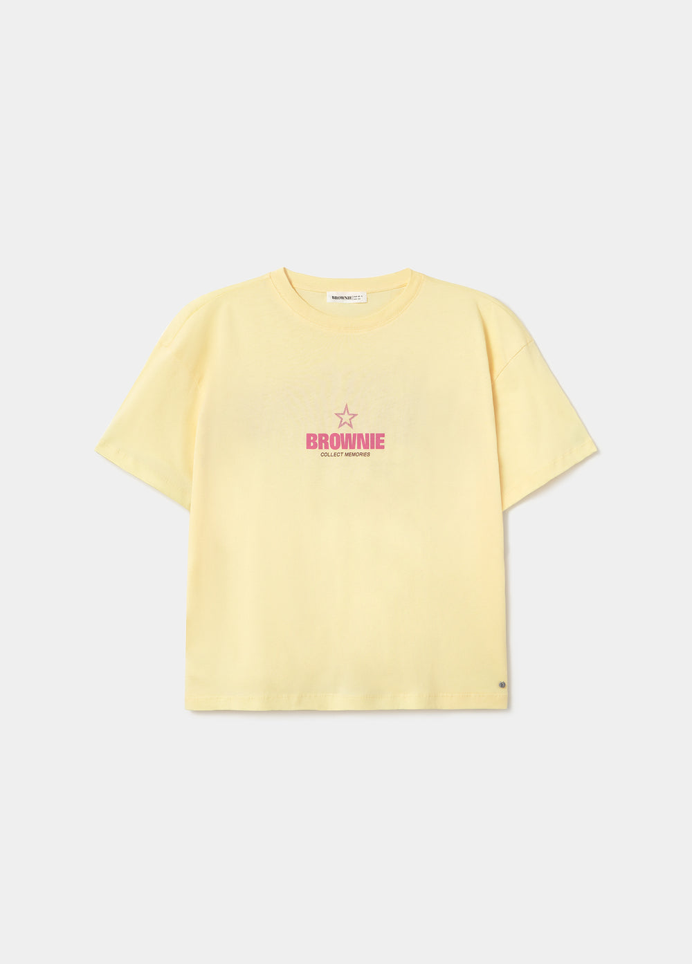 Camiseta amarilla de corte holgado con estampado de estrellas y letras en la espalda