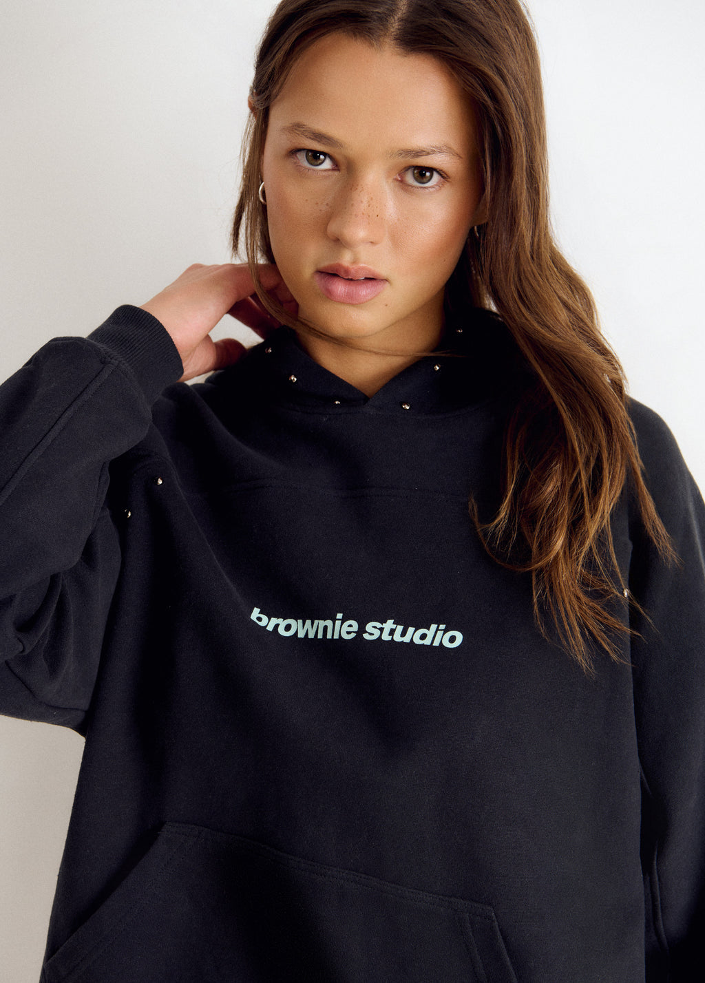 Sudadera capucha tachas