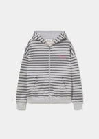 Sudadera de cremallera en gris con rayas y bordado rosa, vista frontal con capucha y mangas recogidas