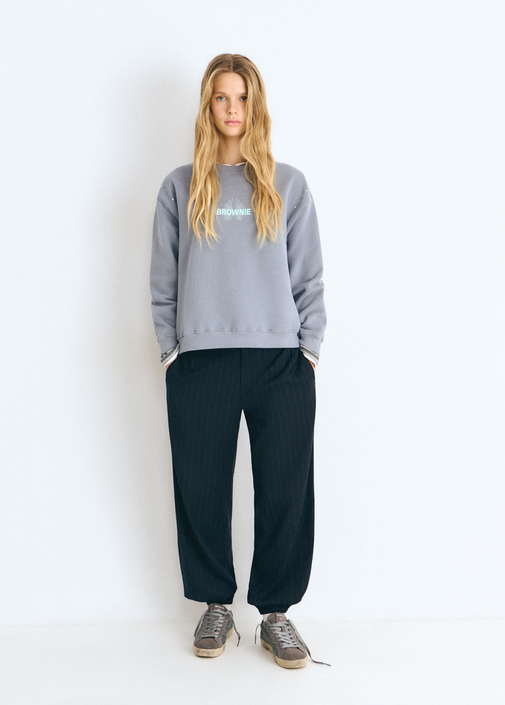 Sudadera gris con print de alas glitter vista de frente